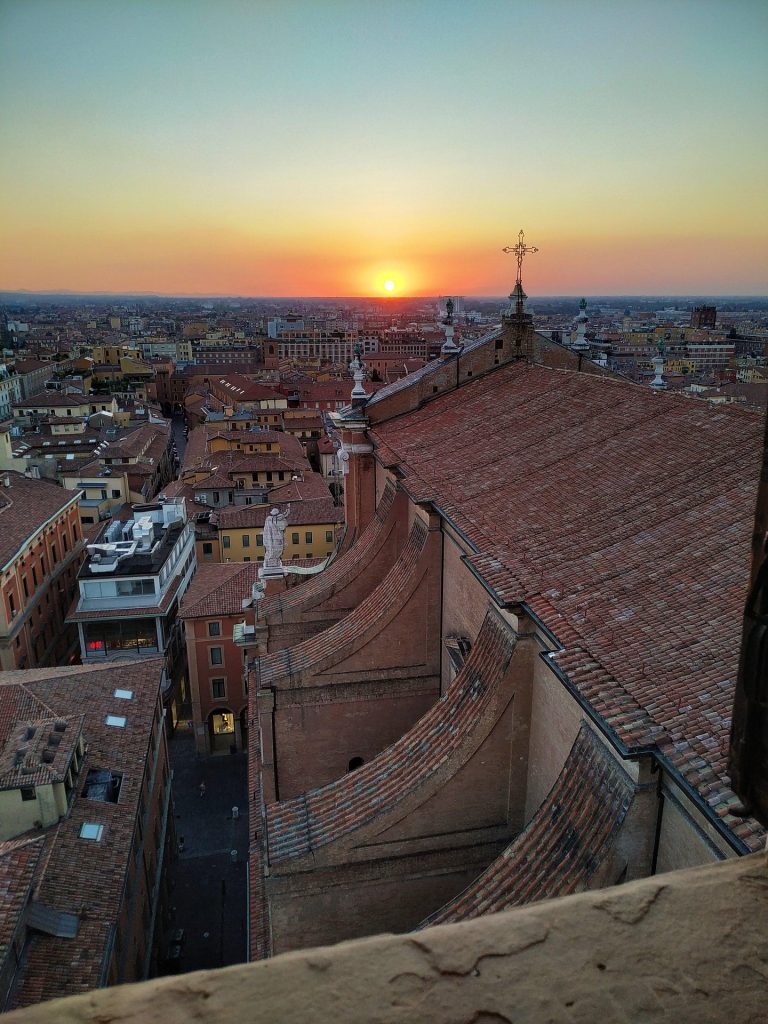 Tramonto su Bologna: Vista Panoramica dalla Città e della nostra agenzia SEO Bologna.